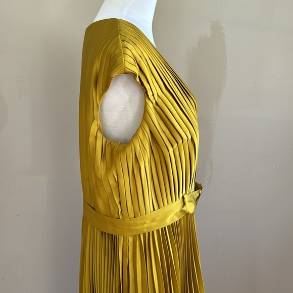 Mac Duggal Pleated Cap Sleeve Belted A Line Satin Midi Gown in Chartreuse Sz 14 - Picture 8 of 13